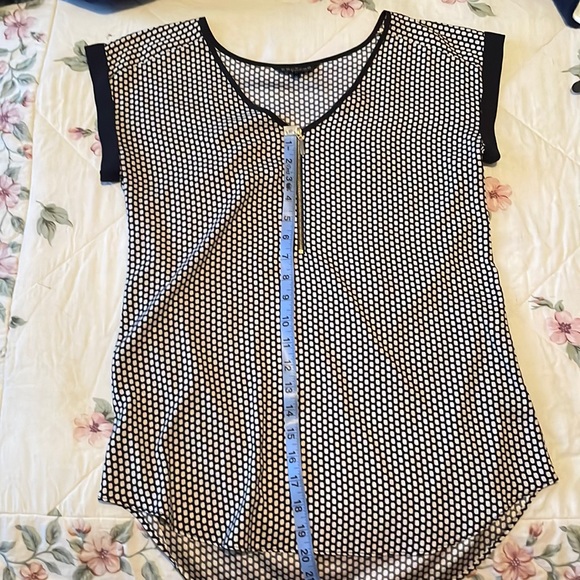 Express Small Front Zipper Top - Picture 2 of 3